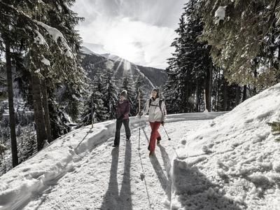 winter-davos-wandern-paar